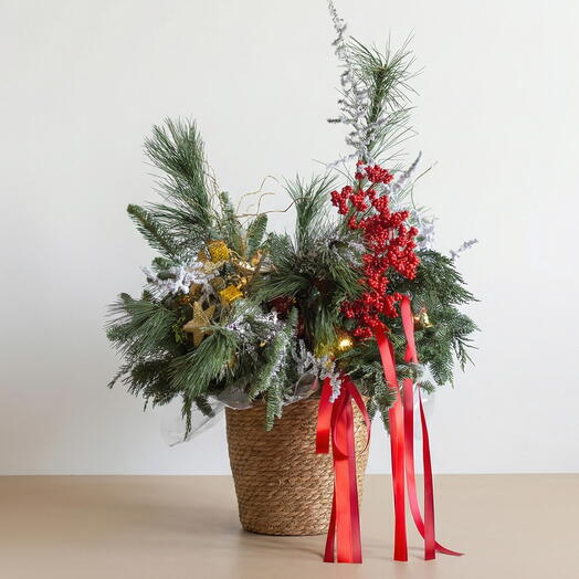 Огромная композиция с живой хвоей