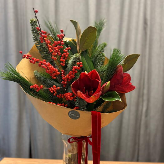 Букет с амариллисом и магнолией