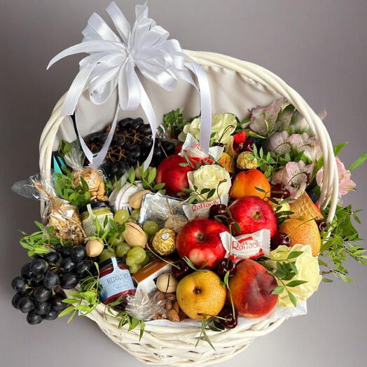 Подарочная корзина фрукты конфеты цветы