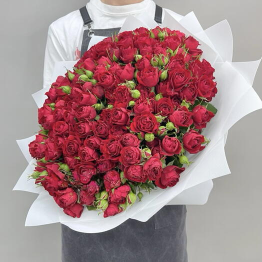 Букет из красных кустовых роз