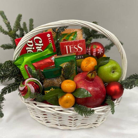 Корзина с фруктами и сладостями