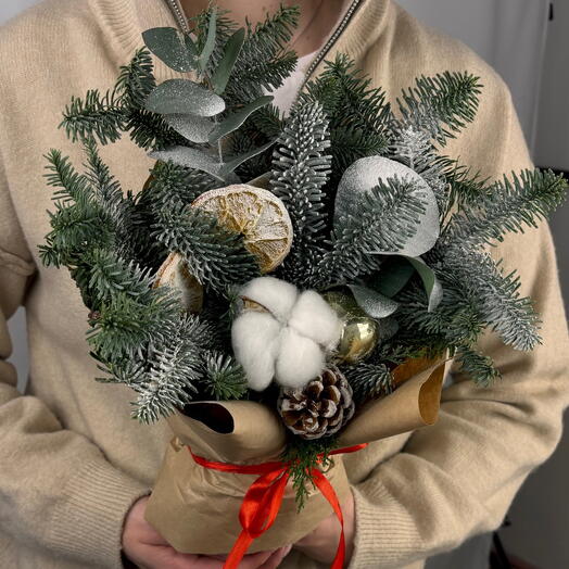 Зимняя композиция из нобилиса с хлопком,сушеными дольками апельсина и шишкой