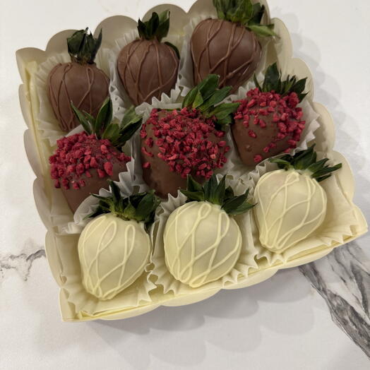 Клубника в молочном и белом шоколаде