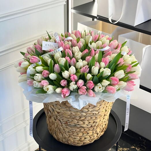 Корзина с цветами тюльпан