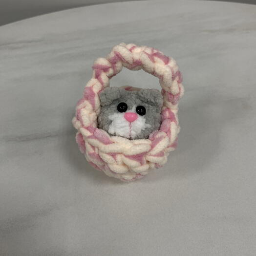 Вязаная игрушка Корзина с котом горошек