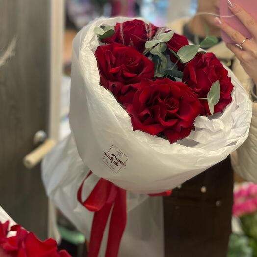 Моно букет из 5 алых роз