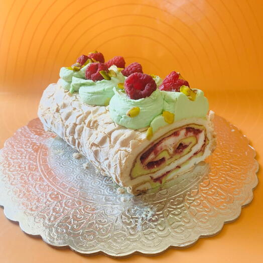 Меренговый  рулет с фисташкой и малиной