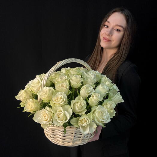 Корзина 51 белая роза Кения
