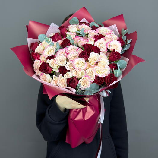 Букет "Rose ball" из одноголовых и кустовых роз