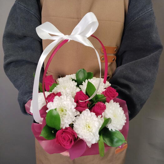 Корзина с розами и хризантемой
