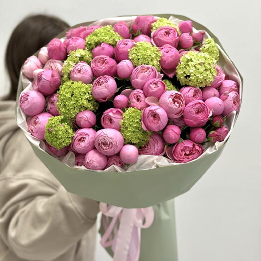 Шикарный букет из кустовых пионовидных роз и вибурнумом