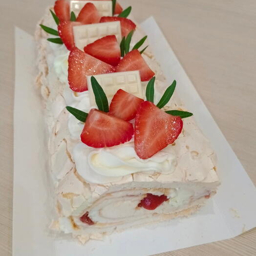 Меренговый рулет со свежей клубникой