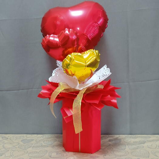 Букет-валентинка с шаром и конфетами
