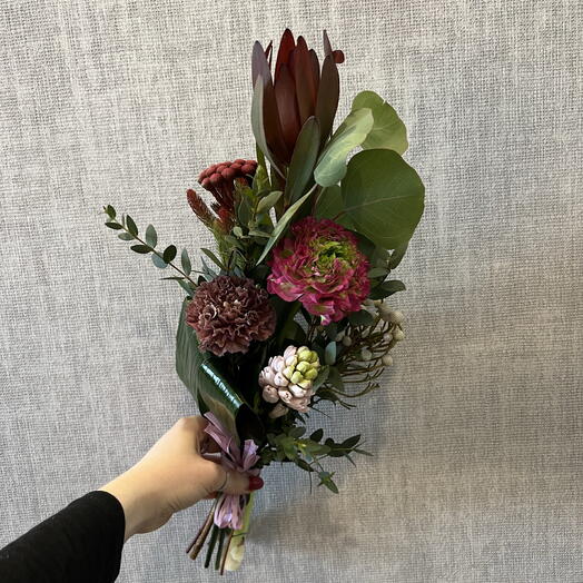 Букет «Это что? Экзотика» с ранункулюсом, гвоздикой и гиацинтом