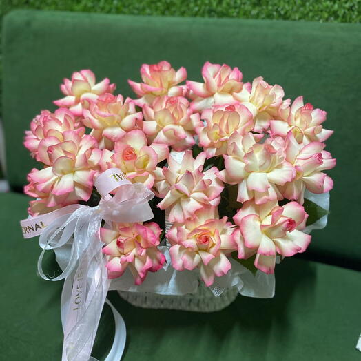 Французские розы в корзине