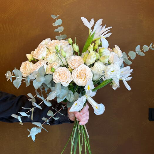 Нежный букет с кустовыми розами, лизиантусом, ирисом