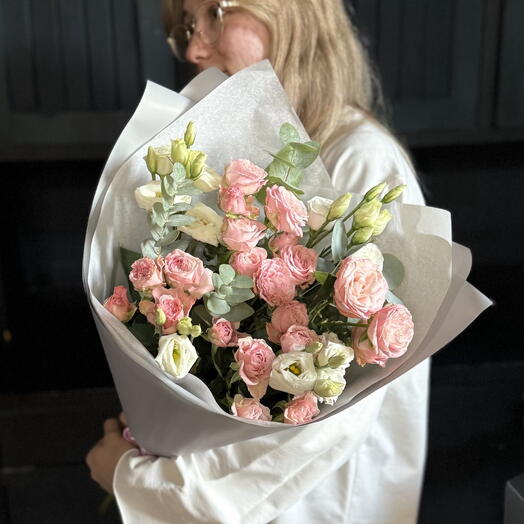 Романтичный нежный букет из кустовых пион роз и эустомы с ароматным эвкалиптом