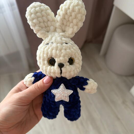 Плюшевый зайка в пижаме. Сделан из мягкой плюшевой пряжи. Милый подарок для девочки или мальчика