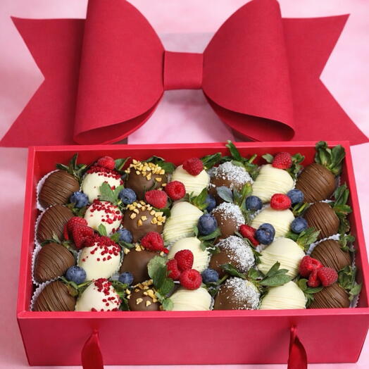 Клубника в шоколаде . Коробка с бантом