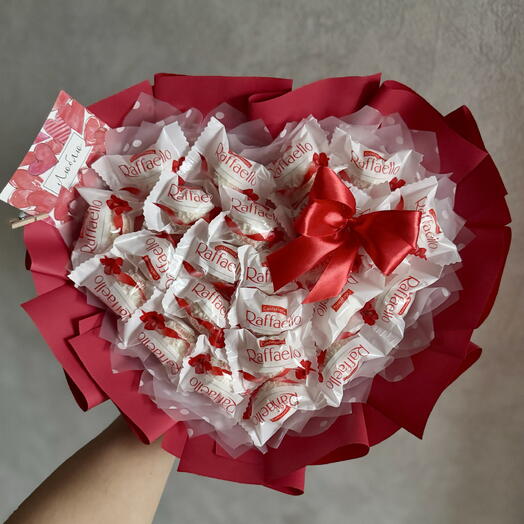 Букет-сердце из Raffaello на 14 февраля среднее