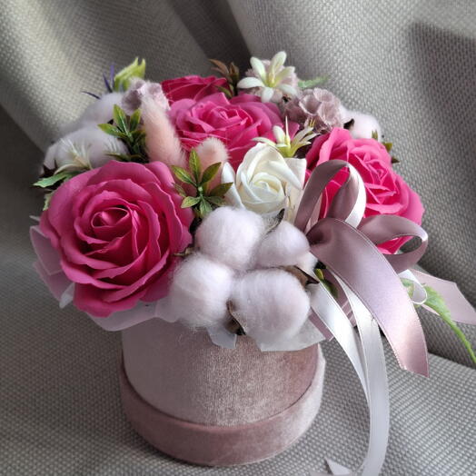 Милая композиция из мыльных роз, сухоцветов  и искусственных цветов
