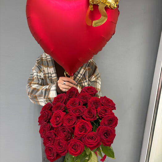 15 красных роз и сердце с бантом для любимой