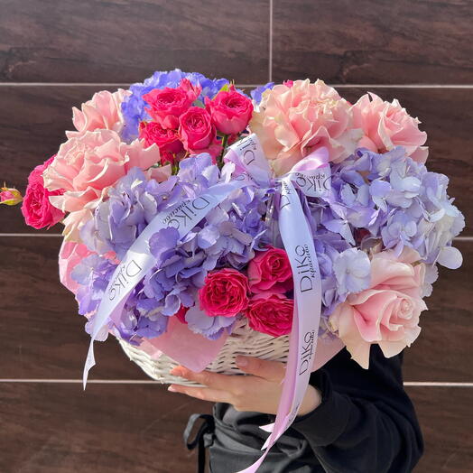 Воздушная корзина с гортензиями, французской розой и ранункулюсом