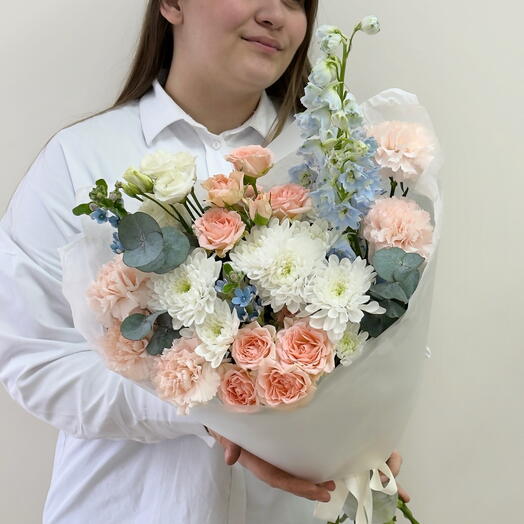 Красивый букет с розами, хризантемой, эустомой, гвоздикой и дельфиниумом - «Вечное лето» Арт. Ф695