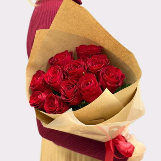 Букет из 11 красных роз Кения в крафте 40см