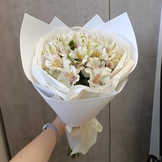 Букет с белыми альстромериями