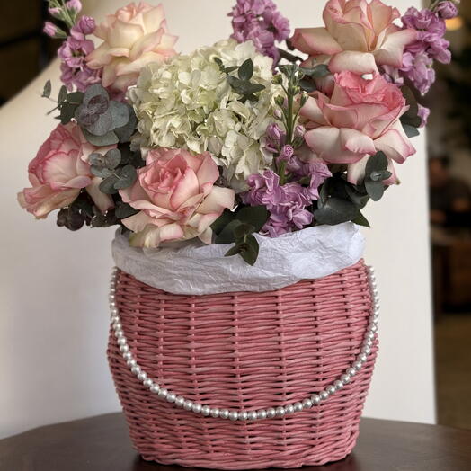 Səbətdə rəngli çiçəklər