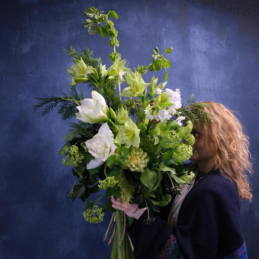 Амариллисы, вибурнум и диковинные розы - Большой зеленый букет