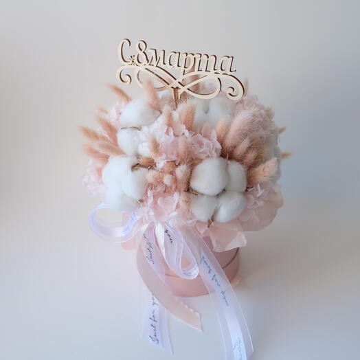 Букет из сухоцветов с 8 марта в шляпной коробке