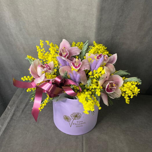 Коробка с мимозой и орхидеей на 8 марта