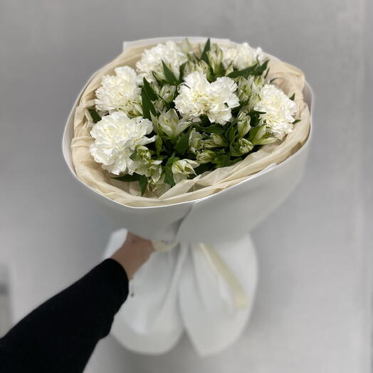 Стойкий букет с белыми диантусами и альстромерией