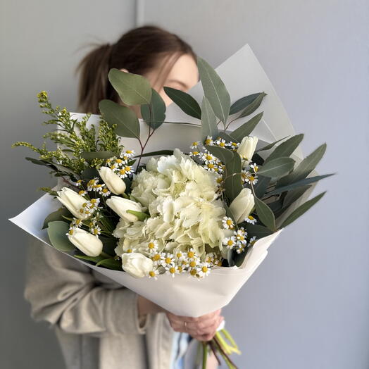 Букет с гортензией,тюльпанами и ромашками