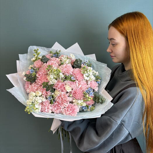 Нежный букет из диантусов и ароматной маттиолы