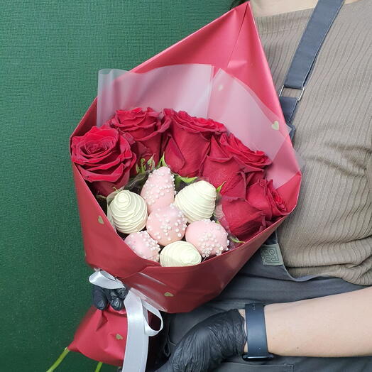 Букет из клубники с красной розой