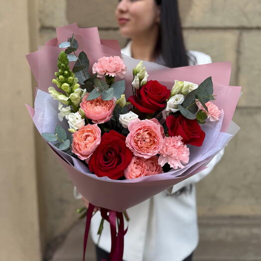 «Love is» букет с розами, эустомой, антиринумом, диантусами