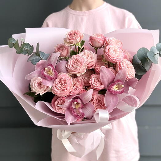 Букет из пионовидной розы Мадам Бомбастик и орхидеи
