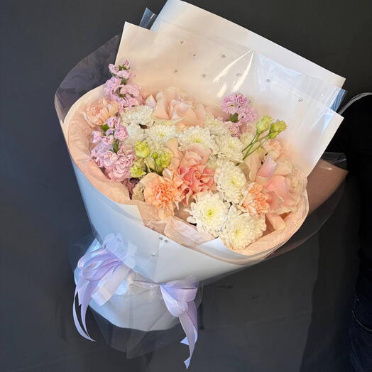 Нежный букет,маттиола,французская Роза,кустовая хризантема,диантус и эустома
