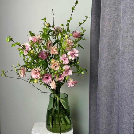 Весенний интерьерный букет из ранункулюсов баттерфляй и веточек березы