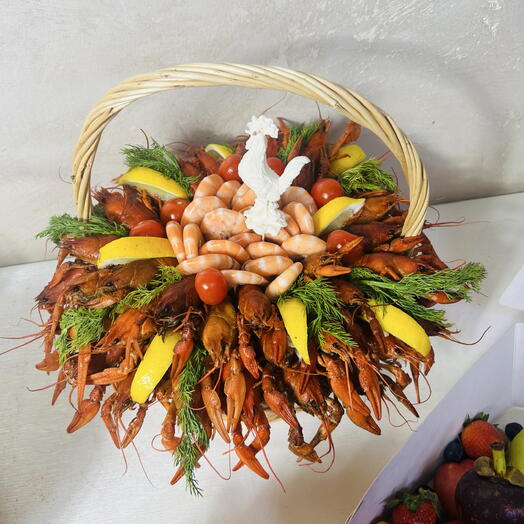 Корзина с раками и креветками на Пасху