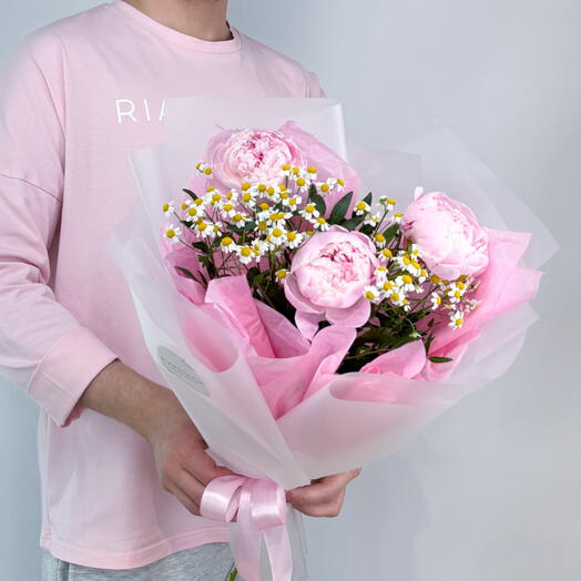 Нежный розовый букет из пионов с ромашками