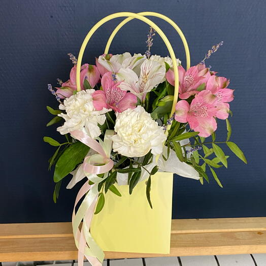 Композиция в сумочке альстрамерия и диантус