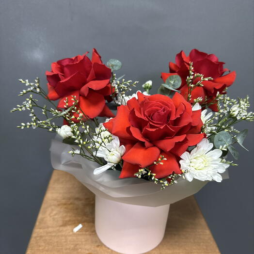 Композиция цветочная с алой розой