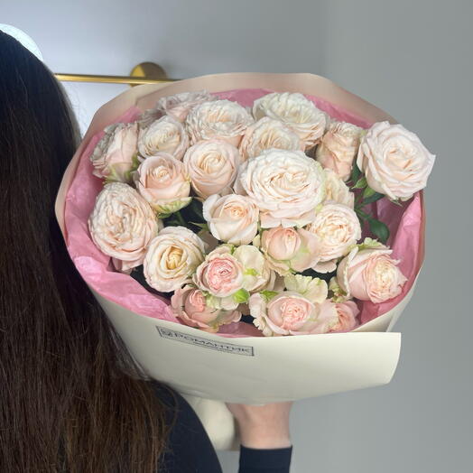 Букет из 5 нежных кустовых роз Бомбастик