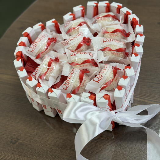 Сердце из конфет(раффаелло и киндер шоколад)