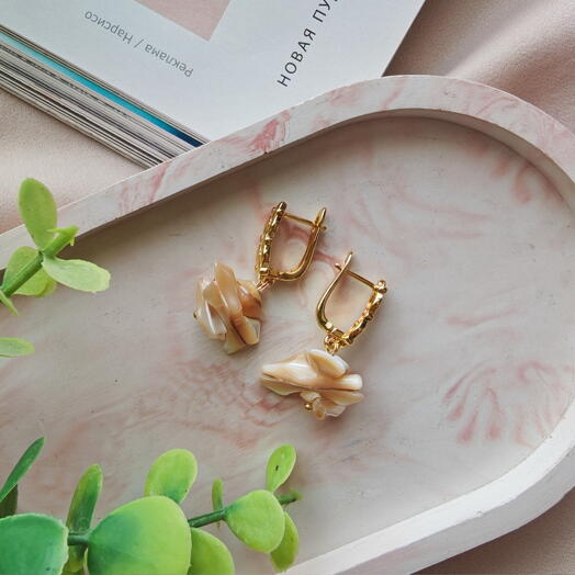 Серьги из крошки перламутра