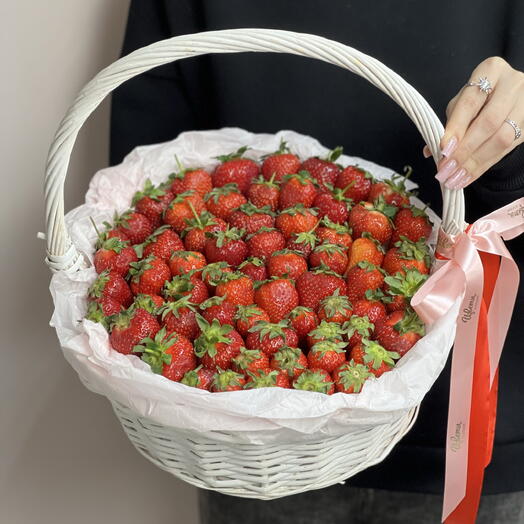 Большая корзина с клубникой для любимой